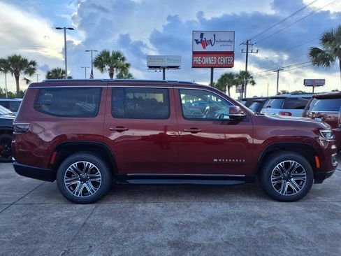 Used 2022 Jeep Wagoneer Series III w/ Flexible Seating Group RWD image 4