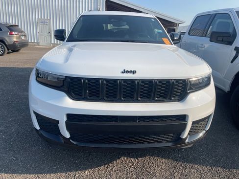 Used 2024 Jeep Grand Cherokee L Laredo image 3