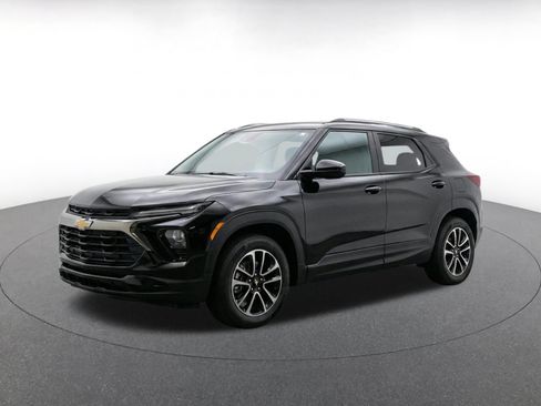Used 2025 Chevrolet TrailBlazer LT w/ Driver Confidence Package AWD/4WD image 3