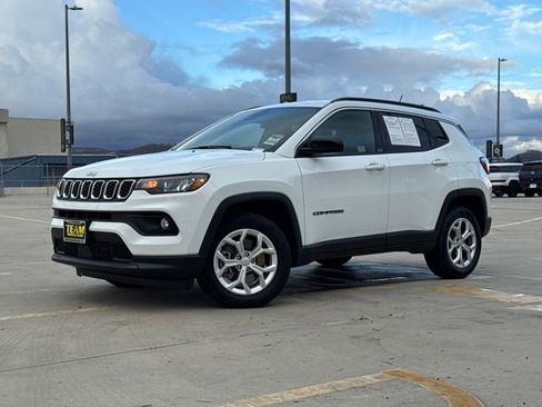 Used 2024 Jeep Compass Latitude image 2