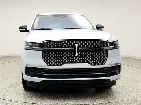 Used 2025 Lincoln Navigator Reserve AWD/4WD image 2