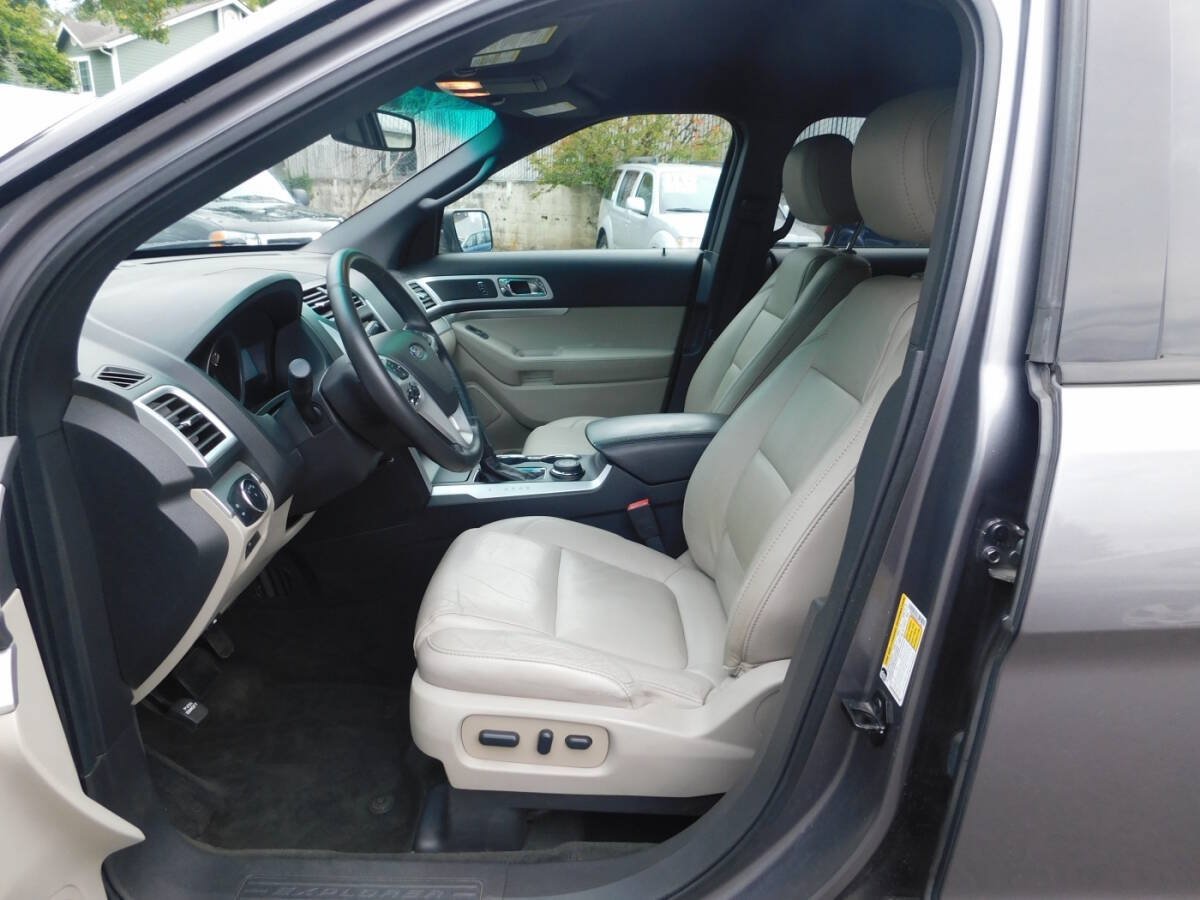 Used 2014 Ford Explorer XLT w/ Equipment Group 202A AWD/4WD image 9
