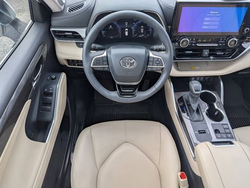 Used 2024 Toyota Highlander Platinum image 17