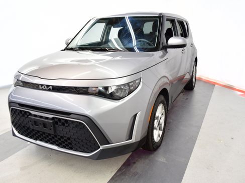 Used 2025 Kia Soul LX w/ LX Technology Package FWD image 4