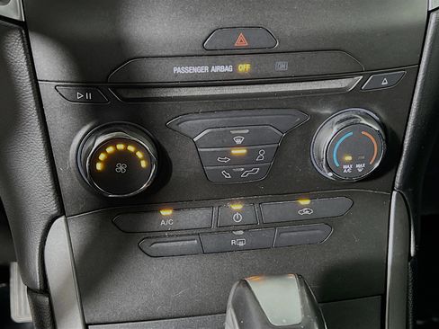 Used 2018 Ford Edge SE image 25