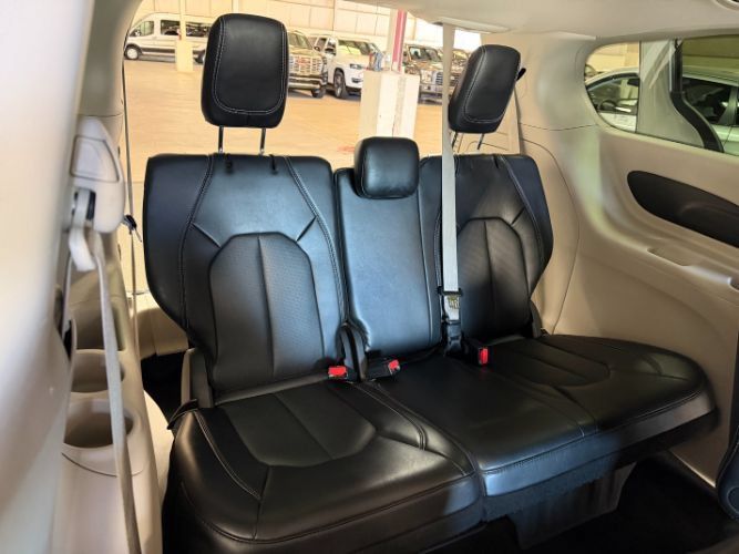 Used 2024 Chrysler Pacifica Limited FWD image 29