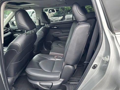Used 2022 Toyota Highlander XLE AWD/4WD image 10