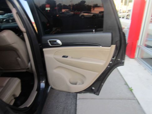 Used 2019 Jeep Grand Cherokee Limited AWD/4WD image 12