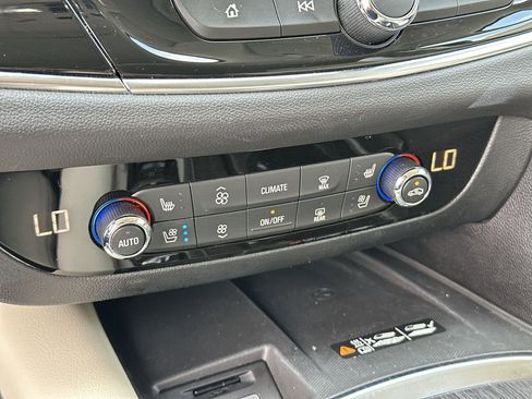 Used 2022 Buick Enclave Avenir w/ Avenir Technology Package AWD/4WD image 16