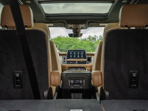Used 2021 Chevrolet Suburban Premier w/ Premium Package RWD image 20