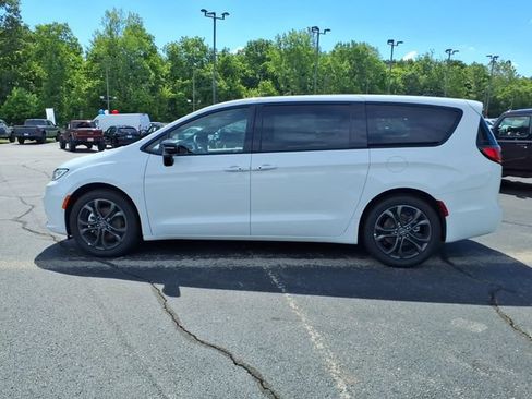 New 2026 Chrysler Pacifica Select FWD image 4