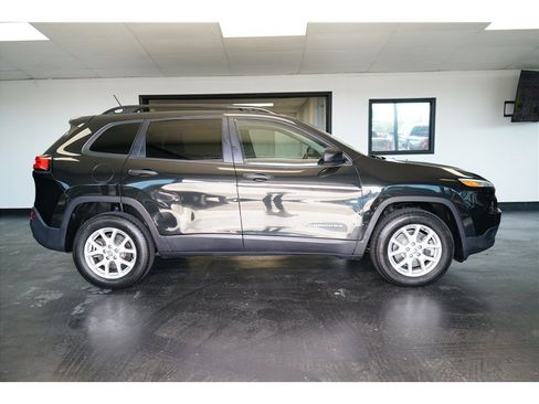 Used 2016 Jeep Cherokee Sport AWD/4WD image 8