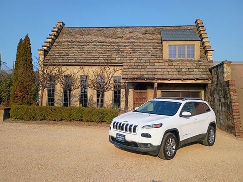 Used 2018 Jeep Cherokee Limited AWD/4WD image 1