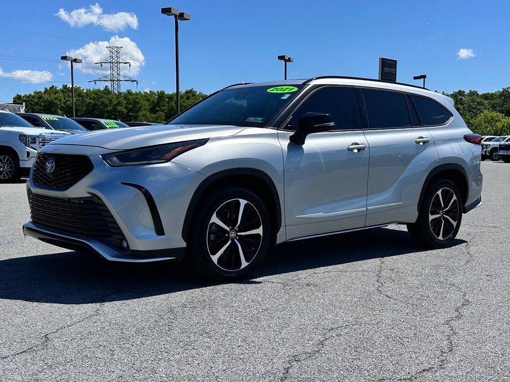 Used 2021 Toyota Highlander XSE AWD/4WD image 2