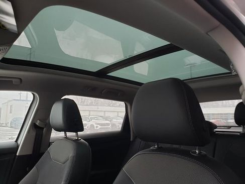 New 2026 Volkswagen Taos SE image 7