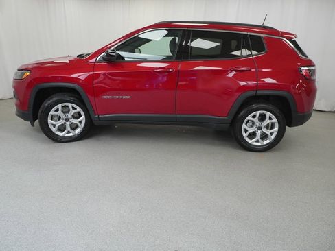 Used 2025 Jeep Compass Latitude AWD/4WD image 16