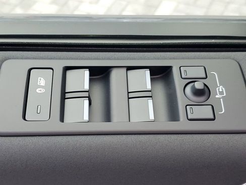 New 2025 Land Rover Discovery S image 24