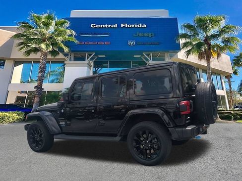 Used 2022 Jeep Wrangler Unlimited Sahara w/ Cold Weather Group AWD/4WD image 7