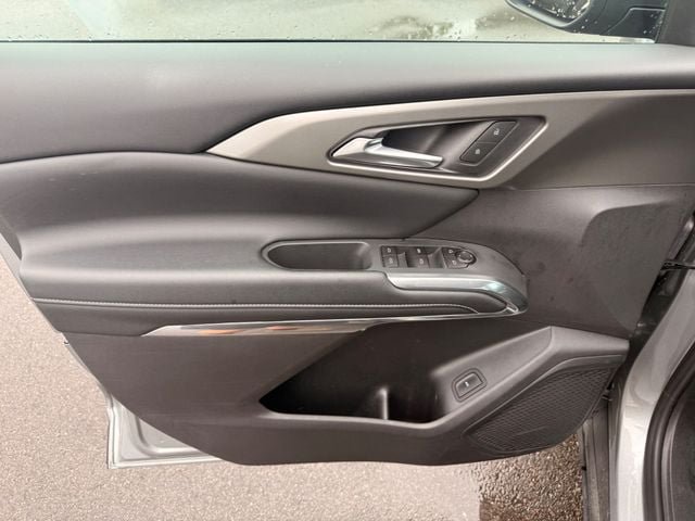 Used 2026 Chevrolet Traverse LT FWD image 3