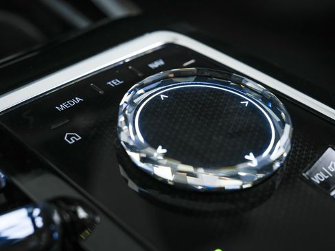 Used 2023 BMW 740i w/ Parking Assistance Package image 81