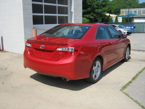 Used 2014 Toyota Camry SE w/ Moonroof Package FWD image 5