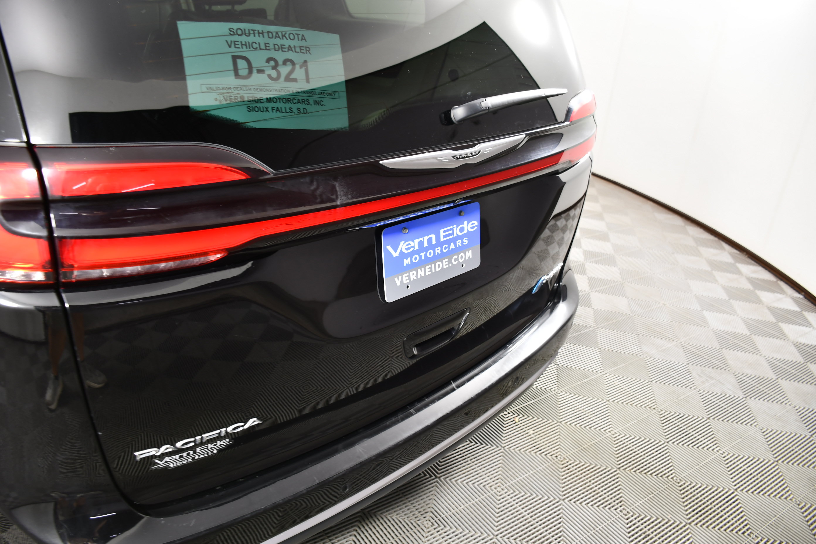 Used 2024 Chrysler Pacifica Limited FWD image 15