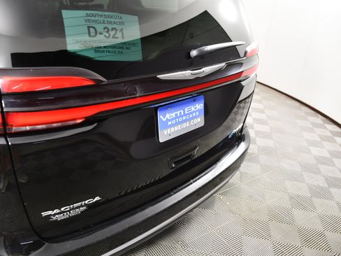 Used 2024 Chrysler Pacifica Limited FWD image 15