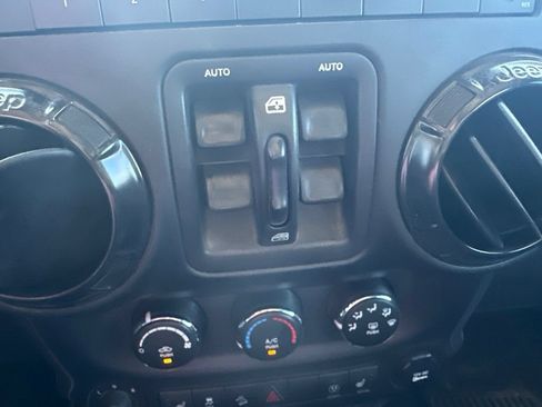 Used 2017 Jeep Wrangler Unlimited Sahara AWD/4WD image 14