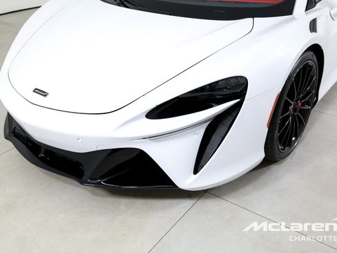 Used 2025 McLaren Artura RWD image 29