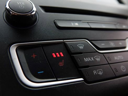 Used 2018 Ford Fusion SE w/ Fusion SE Technology Package image 9