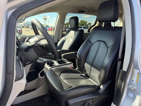 Used 2023 Chrysler Pacifica Touring-L FWD image 3