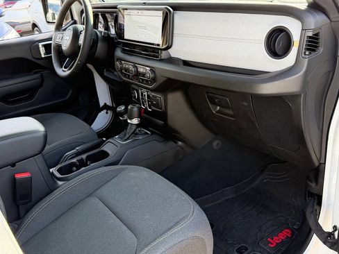 Used 2024 Jeep Gladiator Sport AWD/4WD image 17