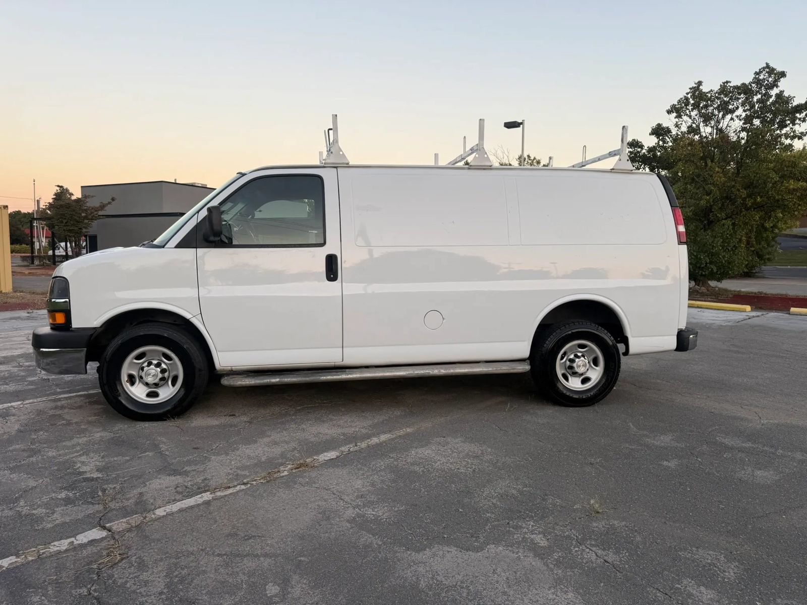 Used 2018 Chevrolet Express 2500 w/ Driver Convenience Package RWD image 5