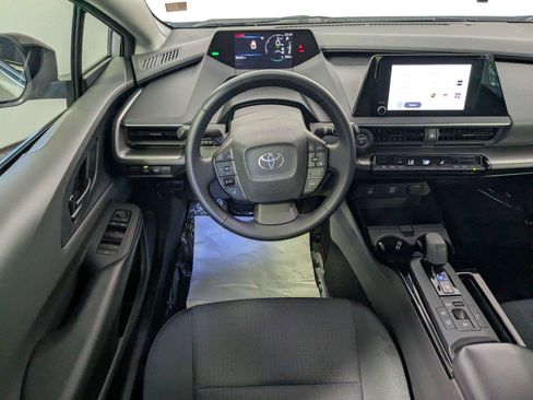Used 2025 Toyota Prius LE FWD image 38