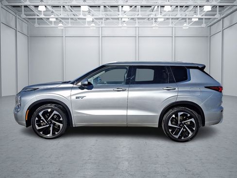 Used 2024 Mitsubishi Outlander 4WD Plug-In Hybrid image 2