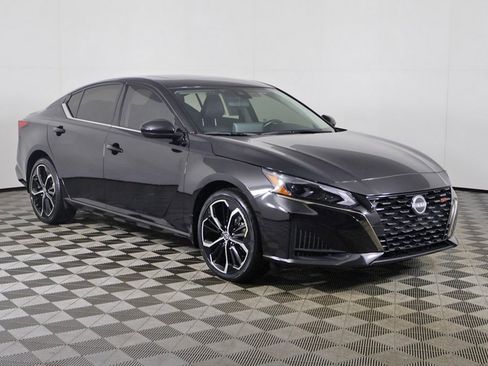 Used 2024 Nissan Altima 2.5 SR w/ SR Premium Package image 2