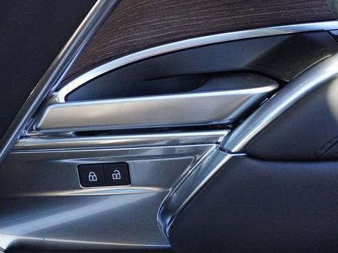 Used 2025 Land Rover Range Rover SE image 40