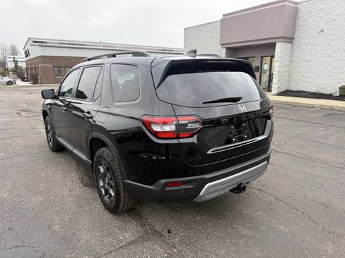 Used 2025 Honda Pilot TrailSport image 8