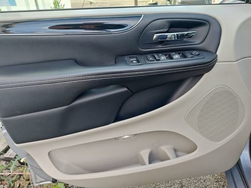Used 2018 Dodge Grand Caravan SXT FWD image 16