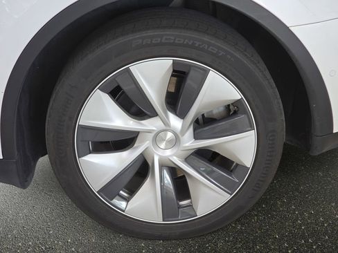 Used 2022 Tesla Model Y Long Range image 30