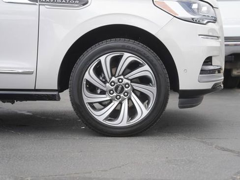 Used 2023 Lincoln Navigator L Reserve AWD/4WD image 3