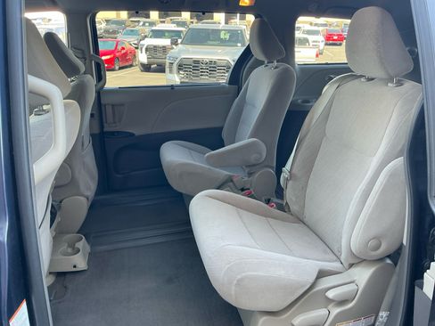 Used 2018 Toyota Sienna LE w/ Carpet Mat Package FWD image 17