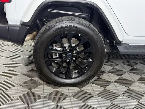Used 2025 Jeep Wrangler Unlimited Sahara AWD/4WD image 13