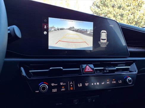 Certified 2025 Kia Niro EX image 18
