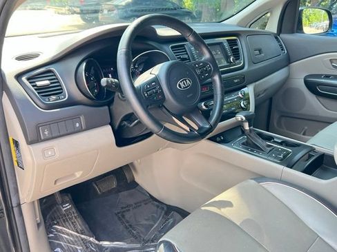 Used 2017 Kia Sedona LX w/ LX Essentials Premium Package FWD image 24