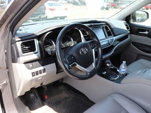 Used 2017 Toyota Highlander XLE AWD/4WD image 10
