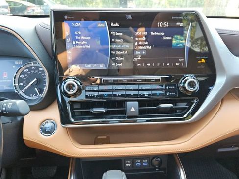 Used 2022 Toyota Highlander Platinum FWD image 18