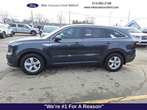 Used 2024 Kia Sorento LX image 2