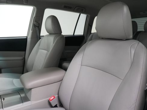 Used 2012 Toyota Highlander FWD w/ Tech Pkg image 11
