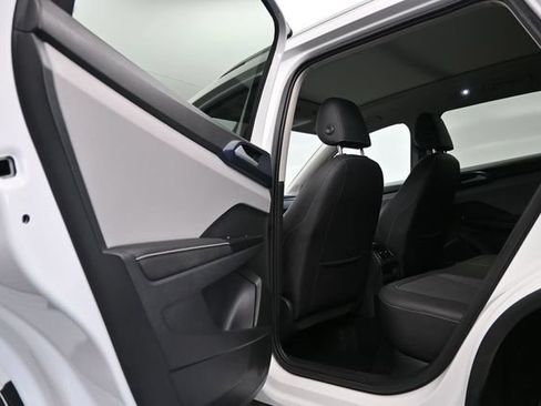 Used 2024 Volkswagen Taos SE FWD image 13